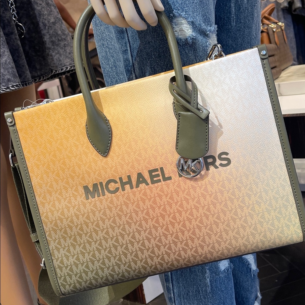 MICHAEL KORS Mirella Medium Ombré Signature Logo Tote Bag
Olive Combo
NWT - Picture 15 of 16
